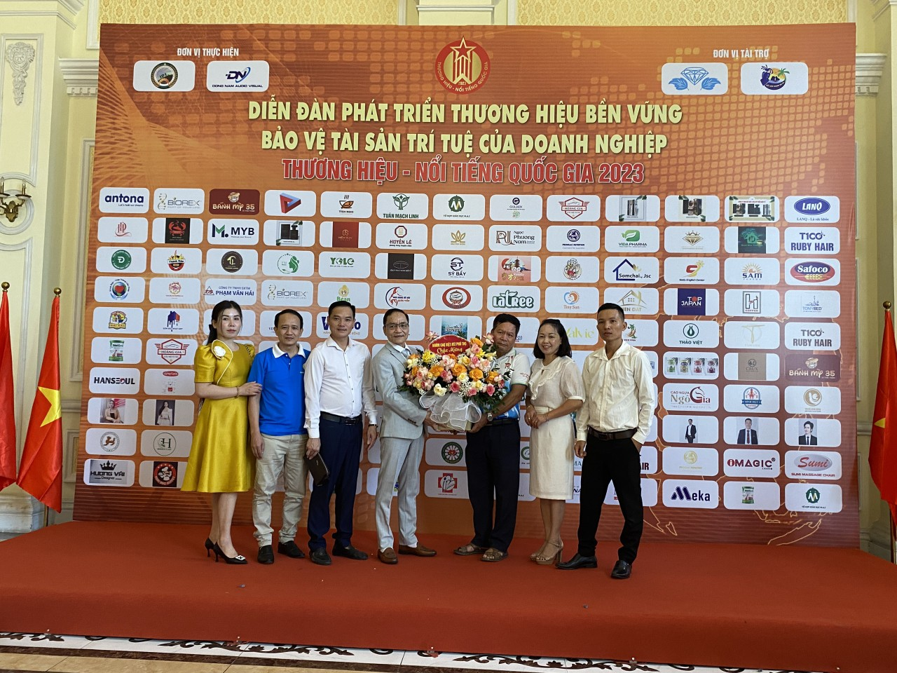 CHỨNG NHẬN THƯƠNG HIỆU KAZOKU TOP 10 NỔI TIẾNG QUỐC GIA NĂM 2023 CHỨNG NHẬN THƯƠNG HIỆU KAZOKU TOP 10 NỔI TIẾNG QUỐC GIA NĂM 2023